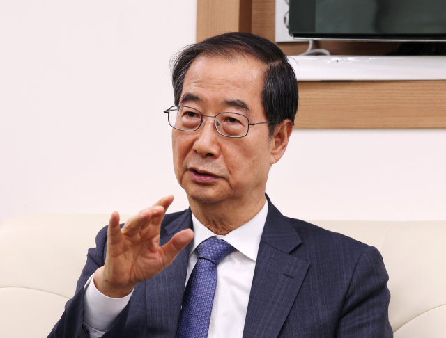 한덕수 국무총리가 18일 오전 세종시 정부세종청사에서 열린 출입기자단과의 간담회에서 질문에 답변하고 있다. 연합뉴스