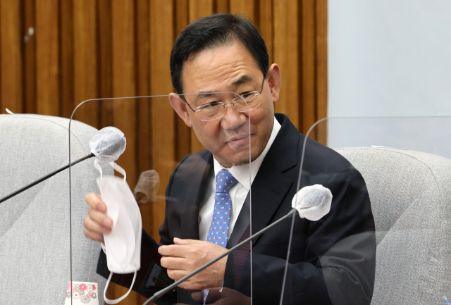 국민의힘 주호영 원내대표가 18일 오전 국회에서 열린 국정감사대책회의에서 발언 전 마스크를 벗고 있다. 연합뉴스