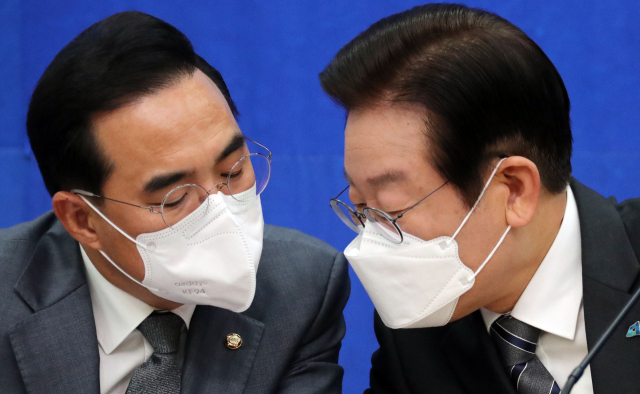 더불어민주당 이재명 대표와 박홍근 원내대표가 18일 서울 여의도 국회 대표 회의실에서 열린 납품단가연동제 촉구 중소기업인과의 간담회에서 대화를 나누고 있다. 연합뉴스
