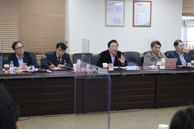 우동기 국가균형발전위원장이 18일 정부서울청사에서 열린 지역기자단과의 간담회에서 지방시대위원회 출범에 대해 설명하고 있다.