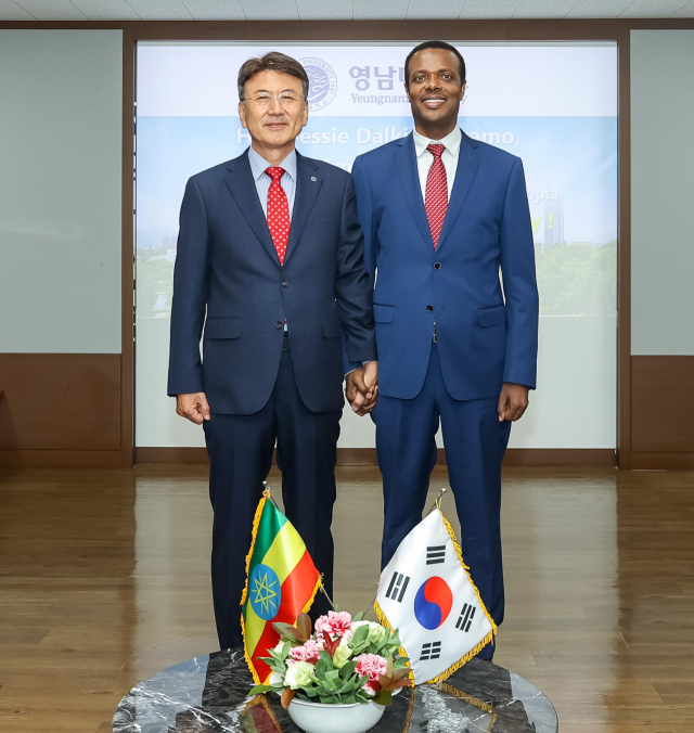 최외출 영남대(왼쪽) 총장과 데시 달케 두카모 주한에티오피아 대사. 영남대 제공