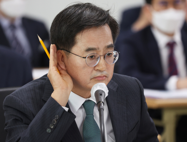 김동연 경기도지사가 18일 오전 경기도 수원시 영통구 경기도청에서 열린 국회 행정안전위원회의 경기도에 대한 국정감사에서 의원 마이크가 꺼지자 귀를 기울여 듣고 있다. 연합뉴스