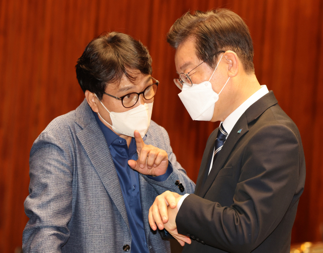 이재명 더불어민주당 대표(오른쪽)와 안민석 의원. 연합뉴스