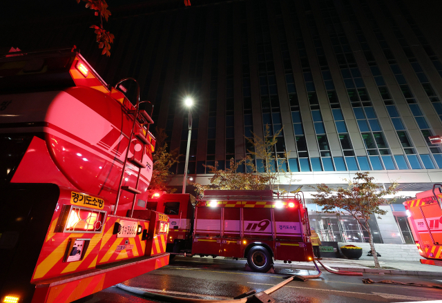 15일 오후 화재가 발생한 경기 성남시 분당구 삼평동 SK 판교 캠퍼스 A동에서 소방관들이 진화작업을 하고 있다. 이 불로 현재 카카오톡, 카카오 택시, 포털사이트 다음 등 통신 장애가 발생하고 있다. 연합뉴스