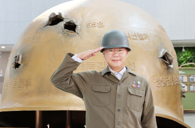 김재욱 칠곡군수가 6·25 당시 국군 군복과 철모를 착용하고 거수 경례하며 대구 군부대 유치 의지를 다졌다. 칠곡군 제공