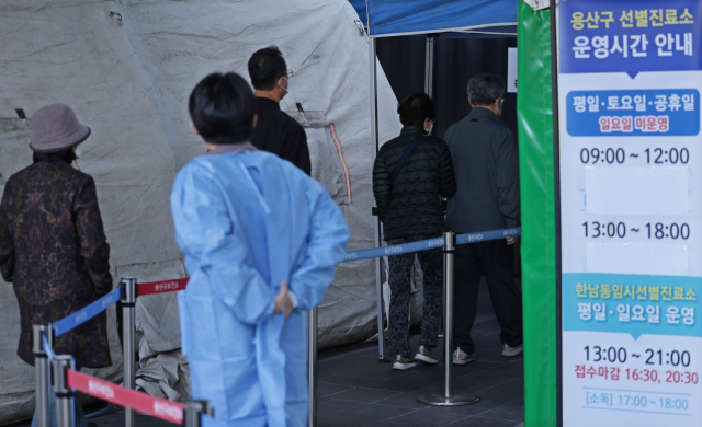 질병관리청 중앙방역대책본부는 18일 0시 기준 신종 코로나바이러스 감염증(코로나19) 신규 확진자가 3만3248명 발생했다고 밝혔다. 이날 신규 확진자는 일주일 전(11일)보다 115%(1만7782명) 늘었다. 18일 오전 서울 용산구보건소에 마련된 선별진료소에서 시민들이 검사를 기다리고 있다. 연합뉴스