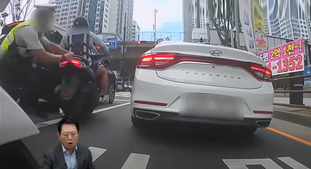 번호판 없는 오토바이를 단속하려 하자 경찰을 매달고 그대로 도망가는 운전자의 모습. 유튜브