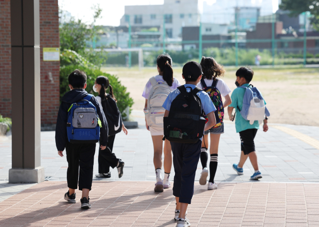 1일 오전 서울 영등포구 한 초등학교에서 학생들이 등교하고 있다. 기사 내용과 직접적 관련 없음. 연합뉴스