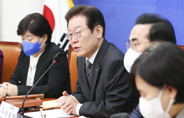 더불어민주당 이재명 대표가 19일 국회에서 열린 최고위원회의 