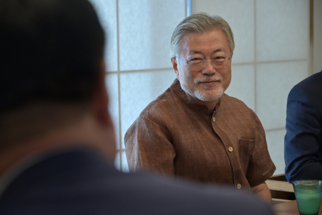문재인 전 대통령이 29일 경남 양산시 평산마을 사저에서 이재명 대표 등 더불어민주당 신임 지도부의 예방을 받고 대화하고 있다. 연합뉴스