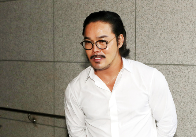 문재인 전 대통령 부부를 모욕한 혐의를 받는 극우 성향 유튜버 안정권씨가 5일 오후 구속 전 피의자 심문(영장실질심사)을 받기 위해 인천시 미추홀구 인천지방법원으로 들어서던 중 취재진에 심경을 밝히고 있다. 연합뉴스