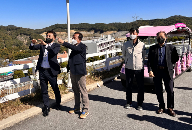 박현국 봉화군수가 충북 증평군 에듀팜 특구 관광단지를 둘러보고 있다. 봉화군 제공