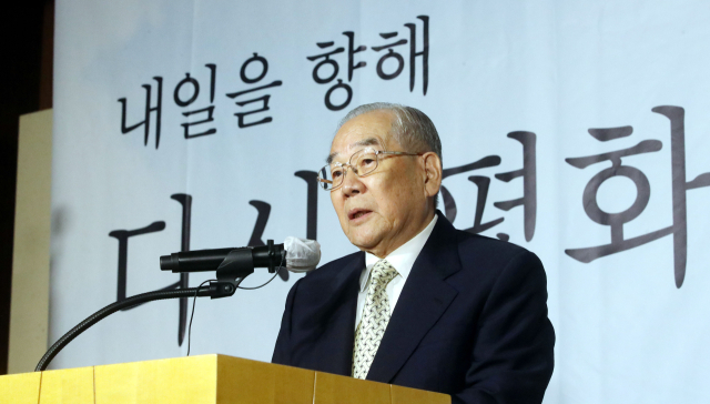 임동원 한반도평화포럼 명예이사장이 19일 오전 서울 63컨벤션센터에서 열린 자서전 출판기념회에서 인사말을 하고 있다. 연합뉴스