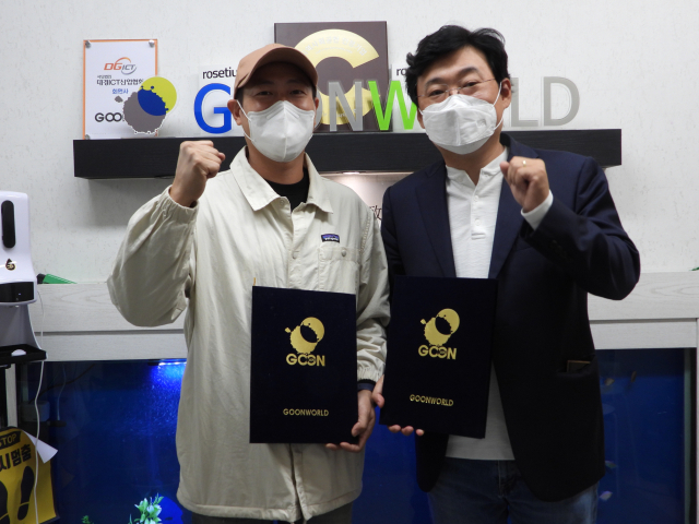 군월드 연구소가 최근 농업회사법인 희망토㈜와 스마트 도시농업 활성화를 위한 업무 협약을 맺었다. 군월드 제공