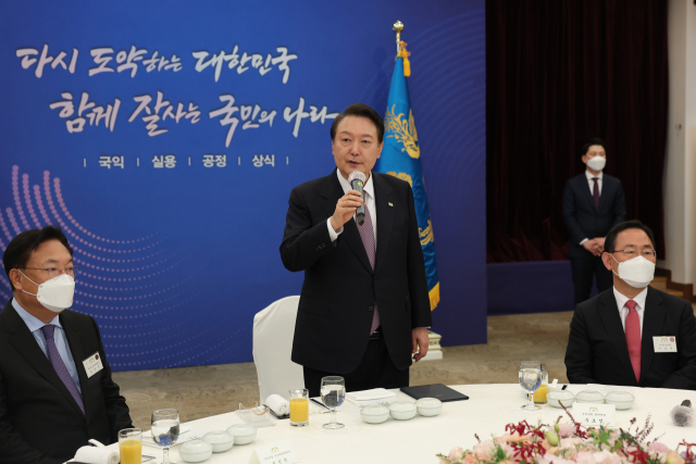 윤석열 대통령이 19일 서울 용산 국방컨벤션센터에서 열린 국민의힘 원외당협위원장 초청 오찬 간담회에서 발언을 하고 있다. 연합뉴스