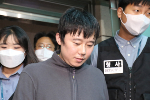 서울 신당역 살해 피의자 전주환이 남대문경찰서에서 검찰로 이송되고 있다. 경찰은 신당역 여자 화장실에서 스토킹하던 20대 여성 역무원을 살해한 혐의로 구속한 전주환을 검찰로 송치했다. 연합뉴스DB