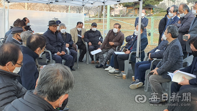 진실화해를 위한 과거사정리위원회와 경산 박사리 사건 유족회가 지난해 11월 27일 경산 박사리 사건 현장에서 간담회를 열고 있다.유족회 제공
