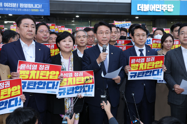 더불어민주당 조정식 사무총장이 19일 서울 여의도 당사 앞에서 검찰의 압수수색과 관련해 입장을 밝히고 있다. 연합뉴스
