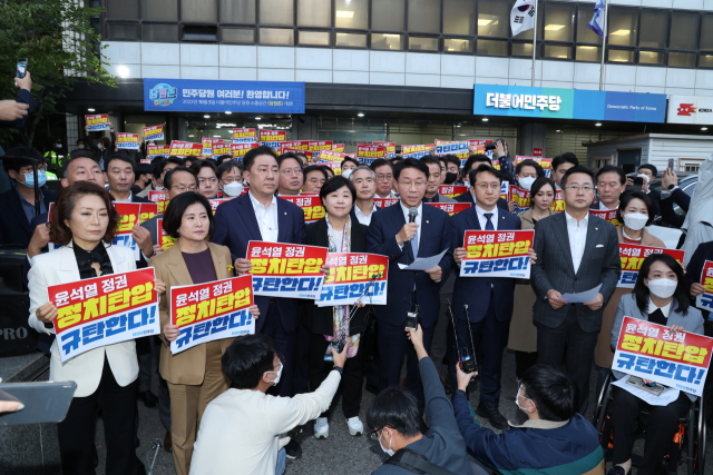 더불어민주당 조정식 사무총장이 19일 서울 여의도 당사 앞에서 검찰의 압수수색과 관련해 입장을 밝히고 있다. 연합뉴스