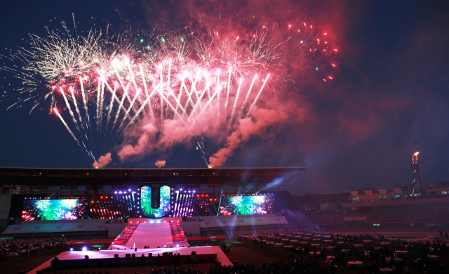 19일 울산종합운동장에서 열린 제42회 전국장애인체육대회 개회식에서 축하 불꽃놀이가 진행되고 있다. 대한장애인체육회 제공
