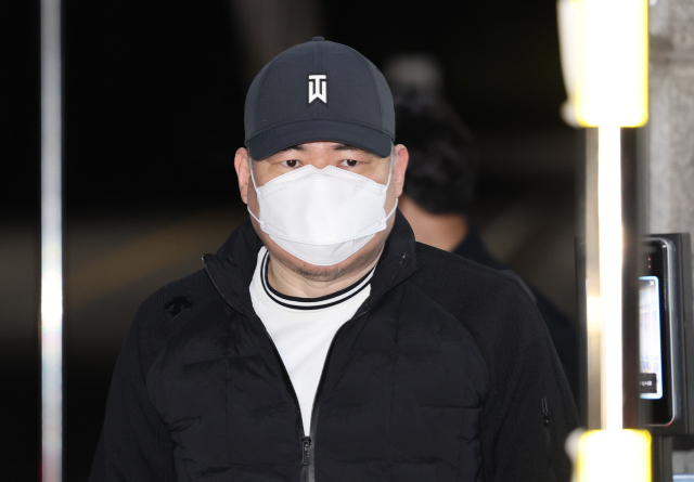 유동규 전 성남도시개발공사 기획본부장이 20일 새벽 서울구치소를 나오고 있다. 대장동 개발 사업 뇌물 수수 등 의혹으로 재판 중인 유 전 본부장은 이날 구속기간 만료로 석방됐다. 연합뉴스
