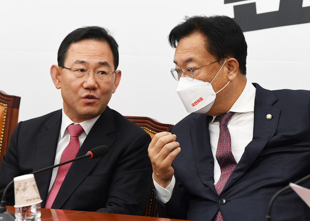 국민의힘 정진석 비상대책위원장과 주호영 원내대표가 20일 서울 여의도 국회에서 열린 비상대책위원회 회의에서 대화하고 있다. 연합뉴스