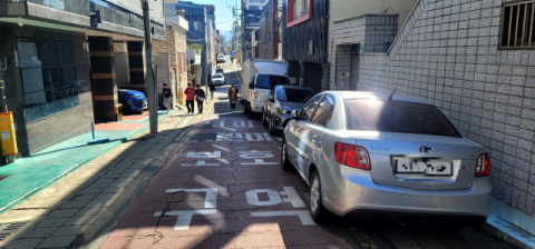 지난 19일 오후 찾은 북구 산격초등학교 앞 스쿨존. 불법주차된 차량들이 길게 세워져 있다. 심헌재 기자