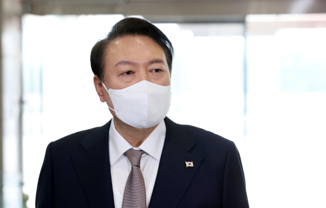 윤석열 대통령이 20일 오전 서울 용산 대통령실 청사로 출근, 현안과 관련해 발언하고 있다. 연합뉴스