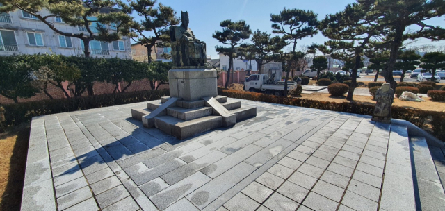 경주고 교정에 있는 수봉 이규인 선생 동상. 경주고 서울동창회 제공