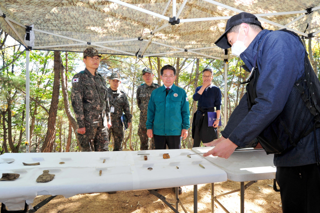 김진열 경북 군위군수가 문병삼 육군 제50보병사단장과 함께 효령면 6·25 전사자 유해 발굴 현장을 참관하고 있다. 군위군 제공