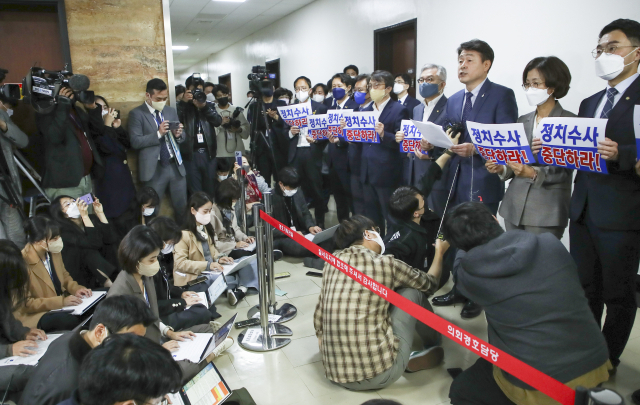 국회 법제사법위원회 더불어민주당 기동민 간사와 위원들이 20일 국회 법제사법위원회 전체회의실 앞에서 민주당 중앙당사 압수수색 시도 관련 규탄 기자회견을 하고 있다. 연합뉴스