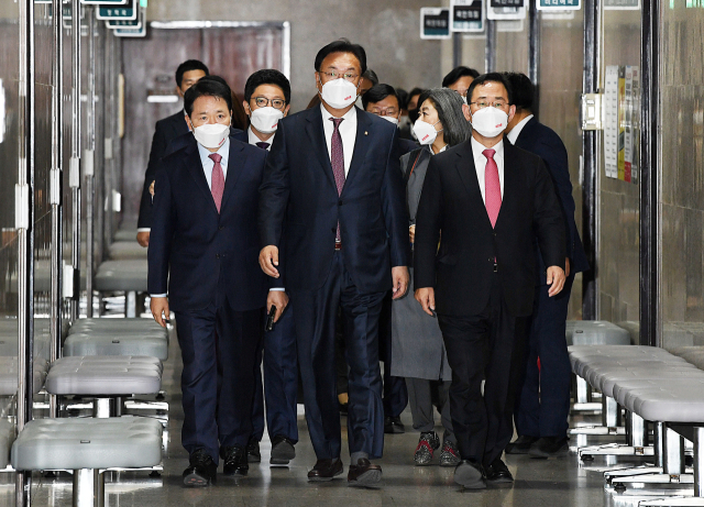 국민의힘 정진석 비상대책위원장과 주호영 원내대표 등 지도부가 20일 서울 여의도 국회에서 열린 비상대책위원회 회의에 참석하고 있다. 연합뉴스