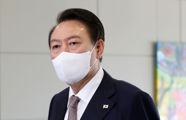 윤석열 대통령이 20일 오전 서울 용산 대통령실 청사로 출근, 현안과 관련해 발언하고 있다. 연합뉴스