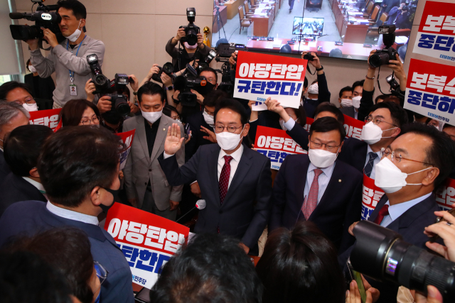 20일 국회 법제사법위원회에서 열린 대검찰청 국정감사에서 김도읍 위원장이 더불어민주당 의원들의 항의 속에 이원석 검찰총장의 증인 선서를 받고 있다. 연합뉴스
