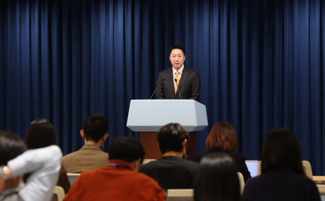 이재명 대통령실 부대변인이 20일 오후 서울 용산 대통령실 청사 브리핑룸에서 윤석열 대통령의 