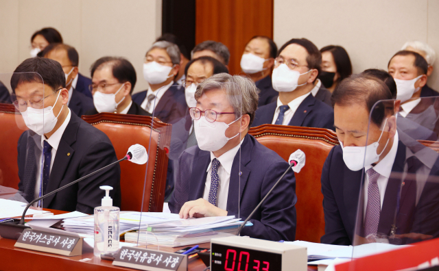채희봉 한국가스공사 사장이 20일 국회 산업통상자원중소벤처기업위원회에서 열린 한국석유공사 등에 대한 국정감사에서 의원질의에 답변하고 있다. 연합뉴스