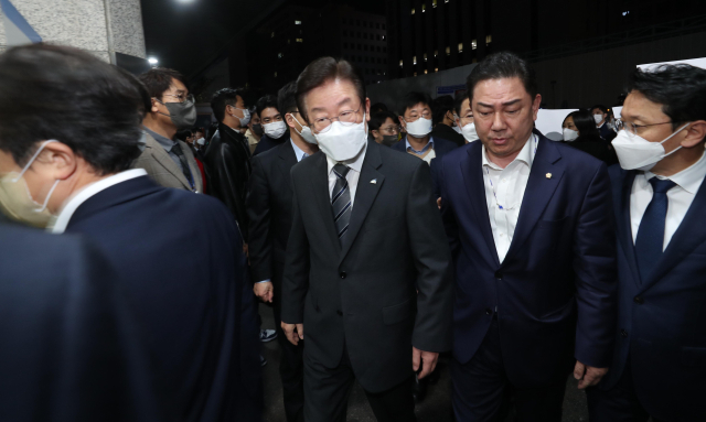 더불어민주당 이재명 대표가 19일 저녁 민주연구원 압수수색을 놓고 검찰과 민주당의 대치가 계속 중인 서울 여의도 더불어민주당 중앙당사로 들어서고 있다. 연합뉴스