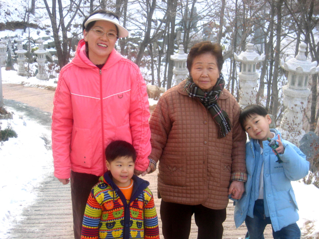 자녀들이 어릴 때 시어머니와 함께 찍은 사진. 사진 맨 왼쪽이 장미경 씨. 오른쪽 두 번째가 시어머니 고 홍원순 씨. 가족 제공.