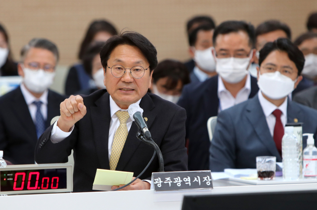 강기정 광주시장이 20일 광주시청에서 열린 국회 행정안전위원회의 국정감사에 참석해 의원들의 질문에 답변하고 있다. 연합뉴스