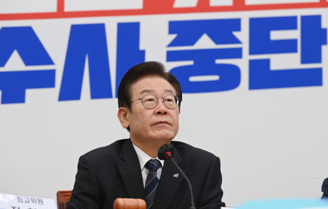 더불어민주당 이재명 대표가 21일 오전 국회에서 열린 최고위원회의에 참석해 있다. 연합뉴스