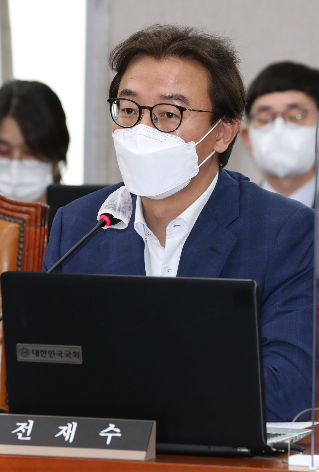 18일 오후 국회에서 열린 정치개혁특별위원회 전체회의에서 더불어민주당 전재수 간사가 인사말을 하고 있다. 연합뉴스