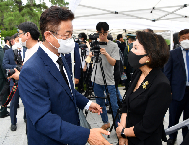 고 백선엽 장군 서거 2주기 추모식에 참석한 이철우 경북도지사가 백 장군의 장녀 백남희 씨와 이야기를 하고 있다. 칠곡군 제공