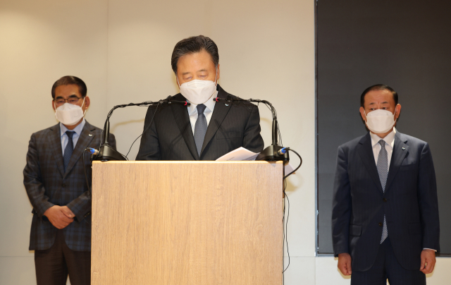 허영인 SPC그룹 회장이 21일 오전 서울 서초구 양재동 SPC 본사에서 평택 SPC 계열사 SPL의 제빵공장 사망 사고 관련 대국민 사과를 하고 있다. 연합뉴스