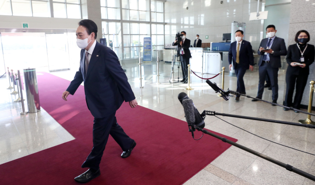 윤석열 대통령이 20일 오전 서울 용산 대통령실 청사로 출근, 취재진의 질문에 답한 뒤 집무실로 향하고 있다. 연합뉴스