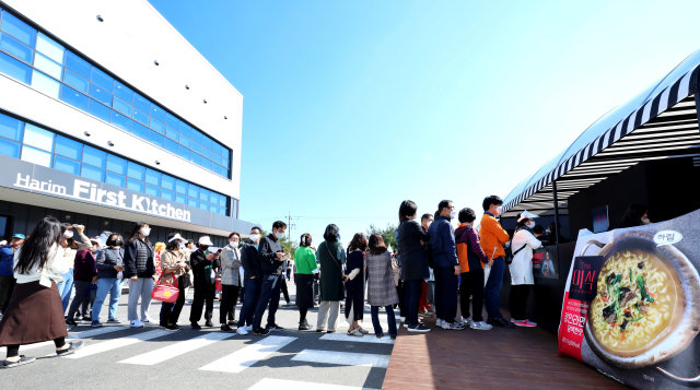 20일 전북 익산 하림 퍼스트키친에서 NS Cookfest 2022가 열린 가운데시민과 일반 관람객들이 축제에 참여하고 있다. 사진=NS홈쇼핑