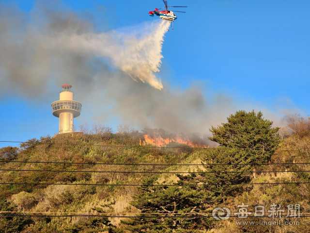 20일 오후 영덕군 축산면에서 발생한 산불 현장에 헬기가 진화를 벌이고 있다. 이날 잔불 정리와 뒷불 정리에 열화상 카메라를 장착한 드론이 맹활약을 펼쳤다. 영덕군 제공