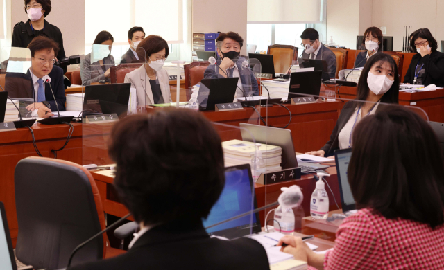 21일 국회 법제사법위원회의 서울·수원고등법원 등에 대한 국정감사에서 의원들이 질의하고 있다. 연합뉴스