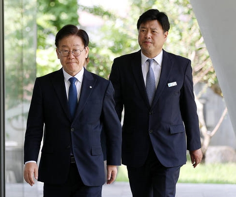 이재명 경기도지사와 김용 경기도 대변인의 2019년 당시 모습. 김용 민주연구원 부원장 블로그