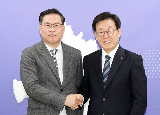 2018년 10월 1일 당시 이재명(오른쪽) 경기도지사가 유동규 경기관광공사 사장에게 임명장을 수여하고 기념촬영을 하고 있다. 경기관광공사