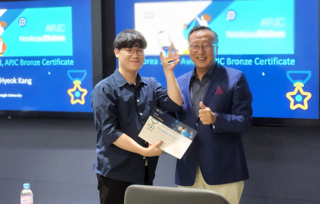 영진전문대 컴퓨터정보계열 강동혁 학생(왼쪽)이 시스코가 올 6월 개최한 